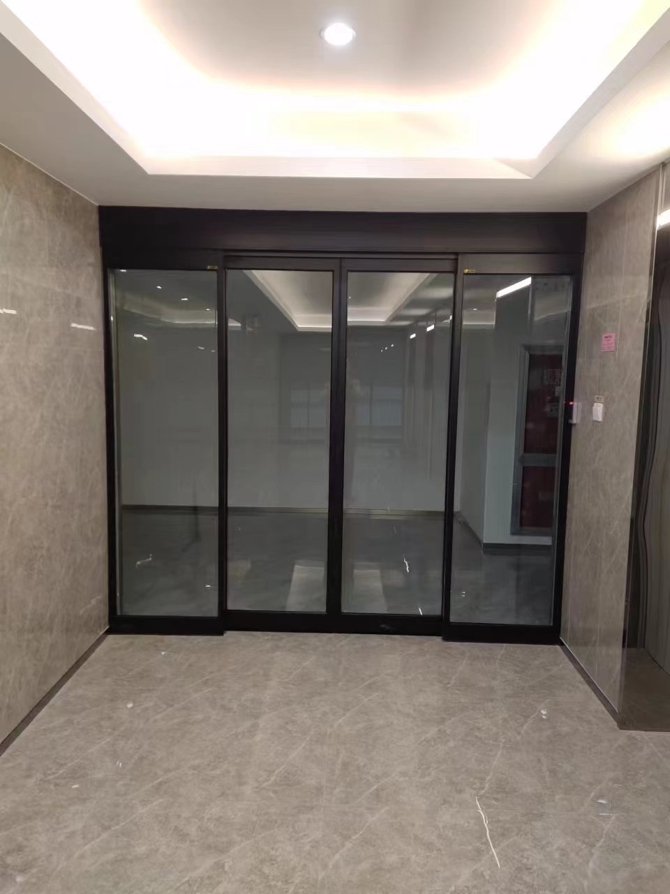 亭湖区玻璃伸缩门