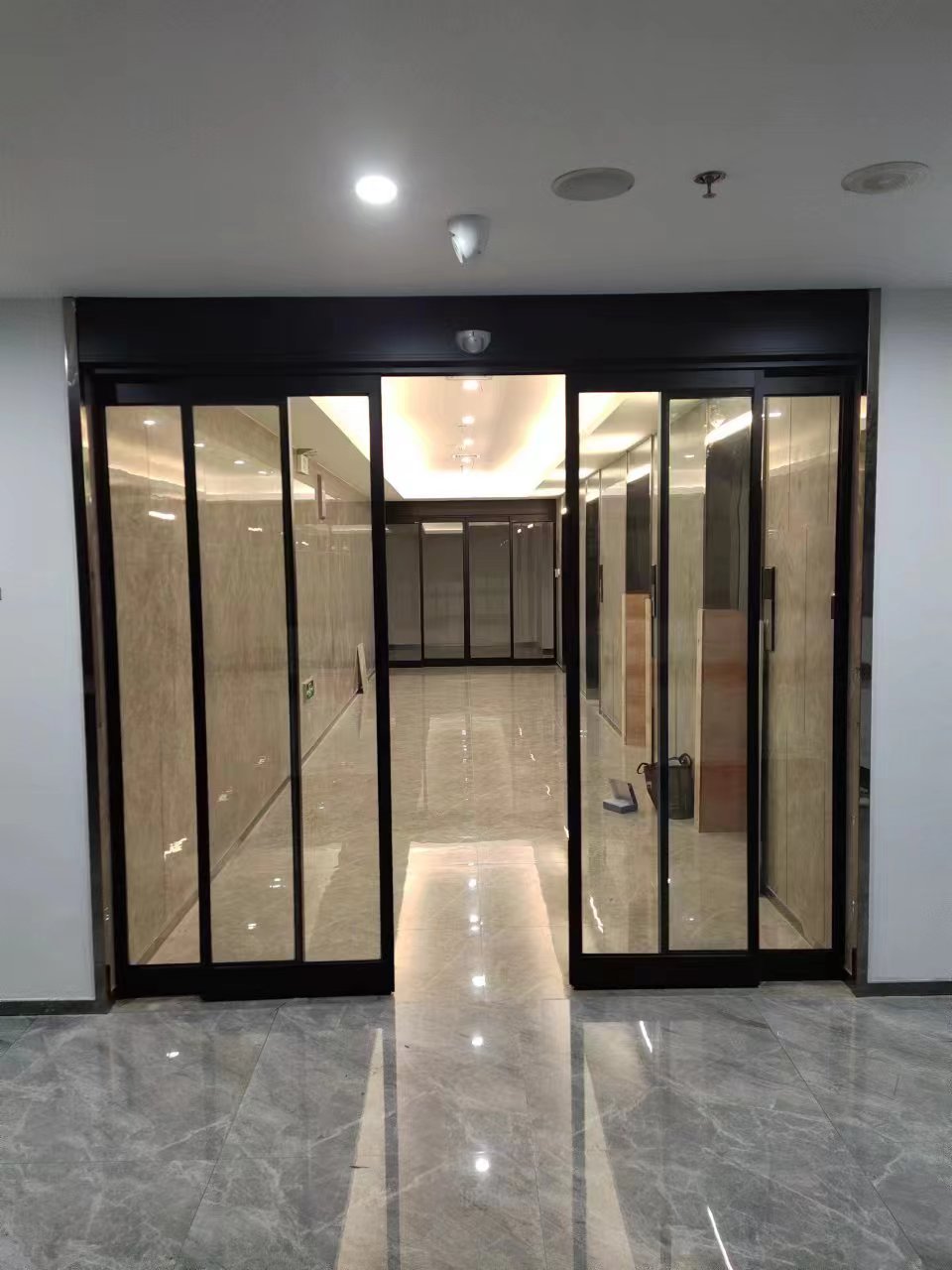 亭湖区玻璃伸缩门